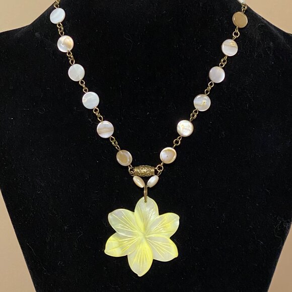 Light Yellow Mother of Pearl Flower Pendant Bronze Link Necklace - Picture 3 of 12